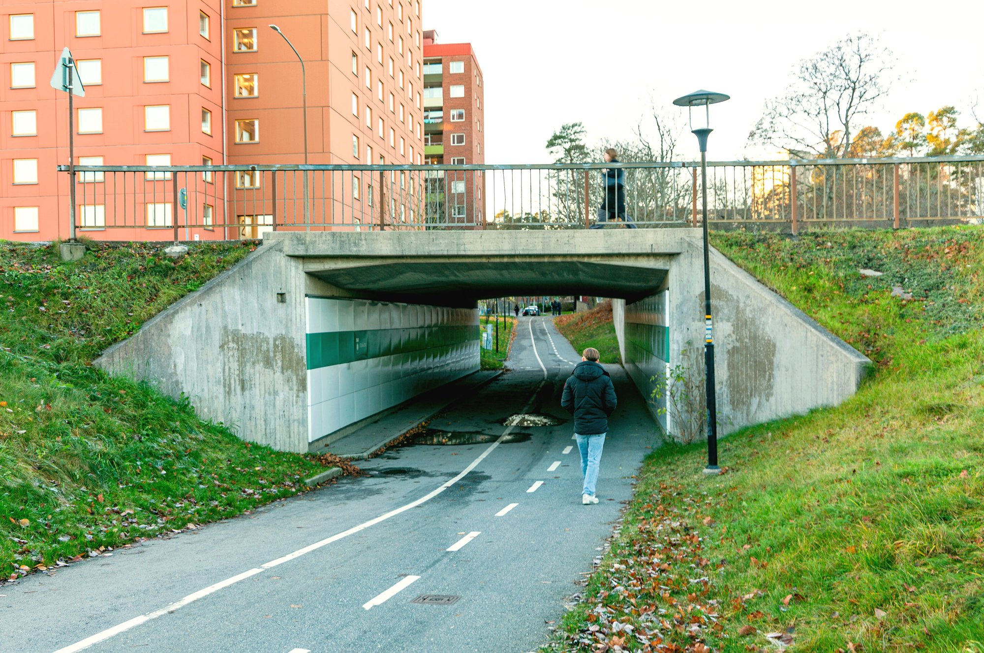 GC-tunnel vid Armégatan i Solna, emaljsystem i portik och tunnelvägg