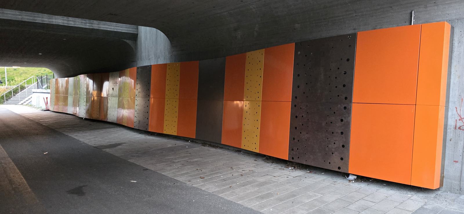 GC-tunnel i Täby med emaljkassetter i ockra och orange