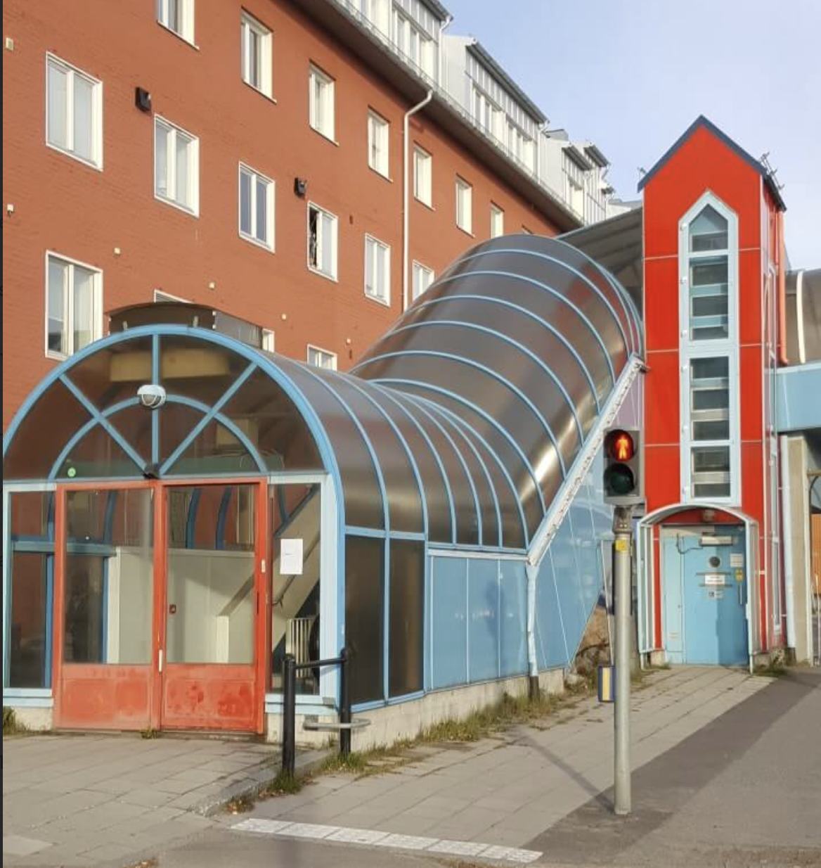 Emaljyta bredvid lackerad plåt efter år i samma miljö, Luleå